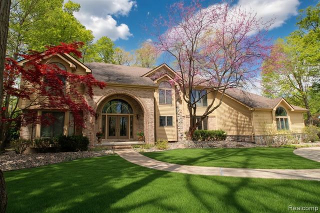 1305 Kings Pointe Road, Grand Blanc, MI 48439