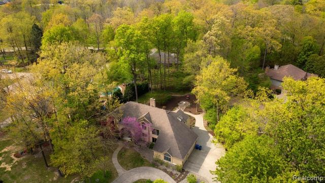 1305 Kings Pointe Road, Grand Blanc, MI 48439