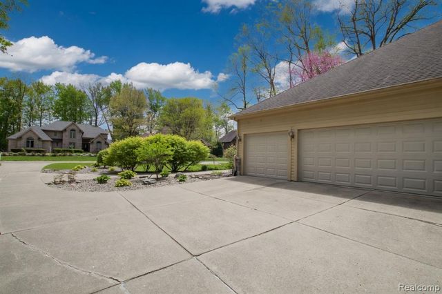 1305 Kings Pointe Road, Grand Blanc, MI 48439