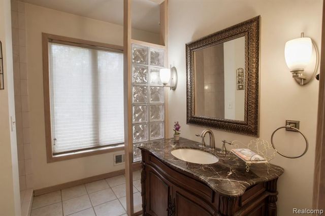1305 Kings Pointe Road, Grand Blanc, MI 48439