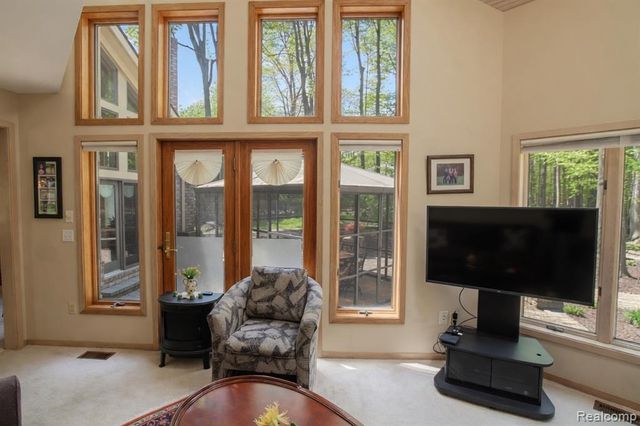 1305 Kings Pointe Road, Grand Blanc, MI 48439