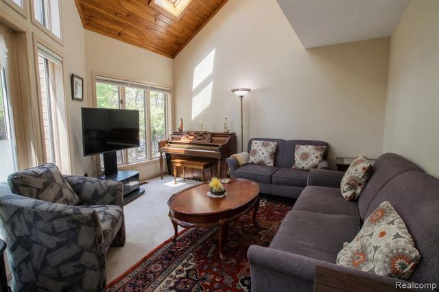 1305 Kings Pointe Road, Grand Blanc, MI 48439