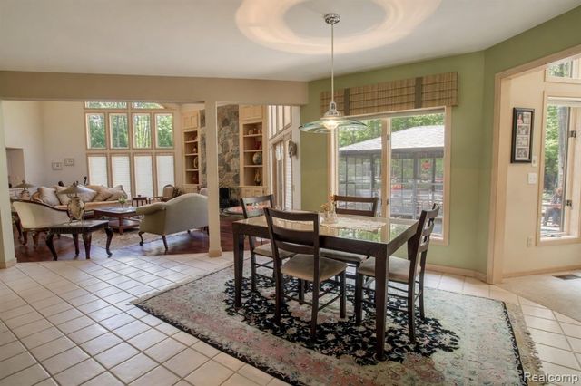 1305 Kings Pointe Road, Grand Blanc, MI 48439