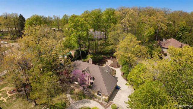 1305 Kings Pointe Road, Grand Blanc, MI 48439