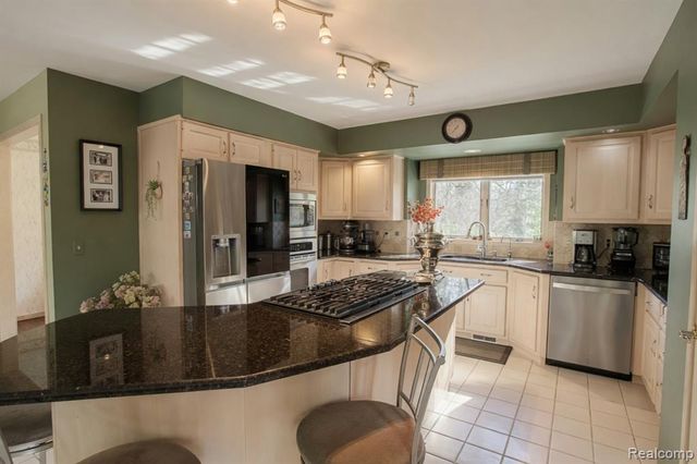 1305 Kings Pointe Road, Grand Blanc, MI 48439