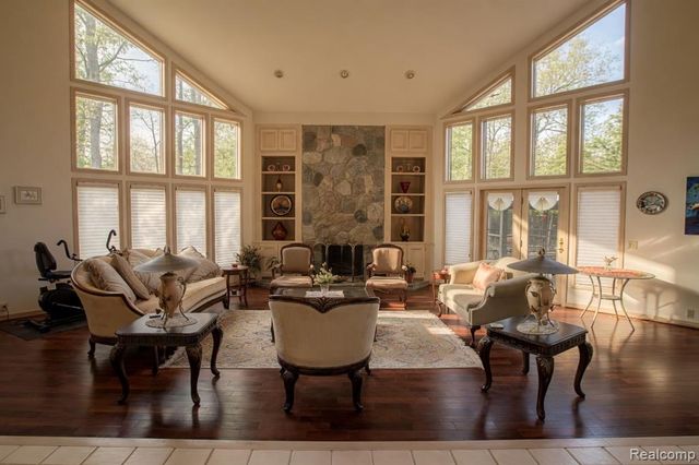 1305 Kings Pointe Road, Grand Blanc, MI 48439