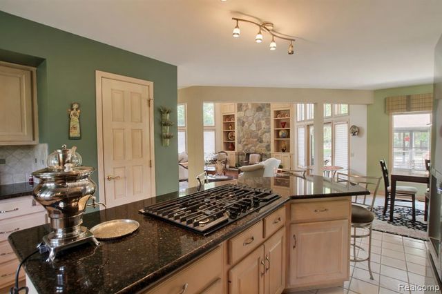 1305 Kings Pointe Road, Grand Blanc, MI 48439