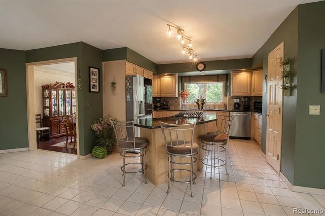 1305 Kings Pointe Road, Grand Blanc, MI 48439