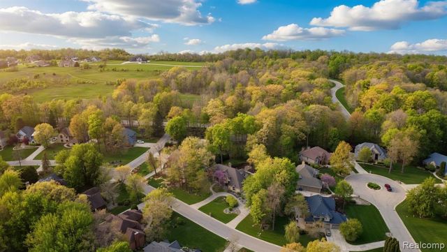 1305 Kings Pointe Road, Grand Blanc, MI 48439