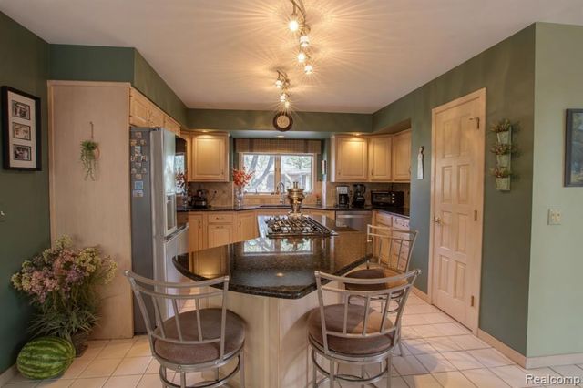 1305 Kings Pointe Road, Grand Blanc, MI 48439