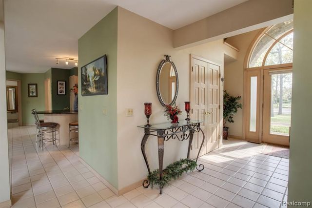 1305 Kings Pointe Road, Grand Blanc, MI 48439