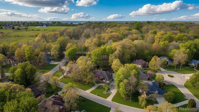 1305 Kings Pointe Road, Grand Blanc, MI 48439