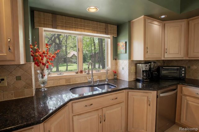 1305 Kings Pointe Road, Grand Blanc, MI 48439