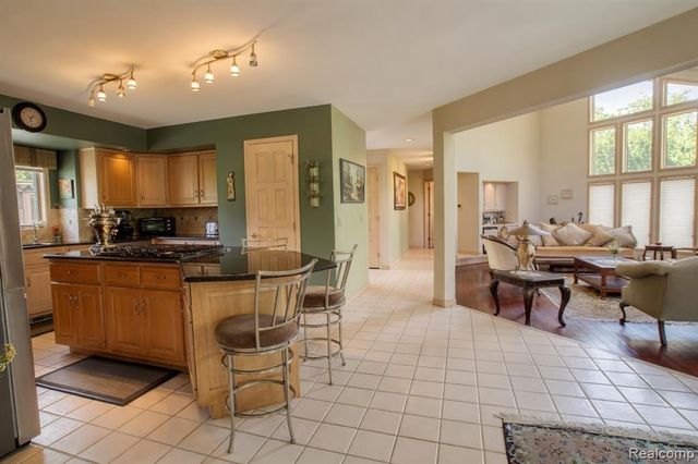1305 Kings Pointe Road, Grand Blanc, MI 48439