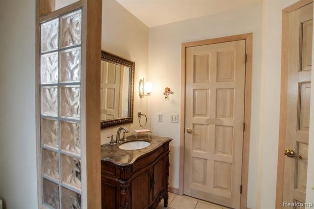 1305 Kings Pointe Road, Grand Blanc, MI 48439