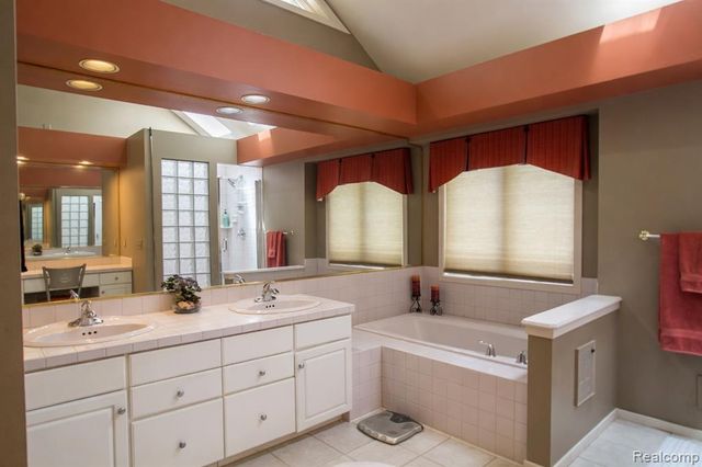 1305 Kings Pointe Road, Grand Blanc, MI 48439