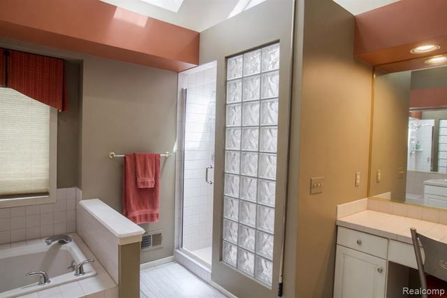 1305 Kings Pointe Road, Grand Blanc, MI 48439