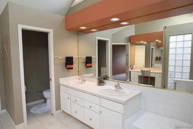 1305 Kings Pointe Road, Grand Blanc, MI 48439