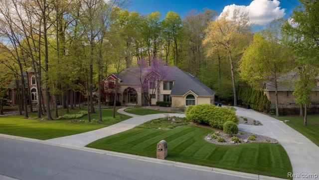 1305 Kings Pointe Road, Grand Blanc, MI 48439