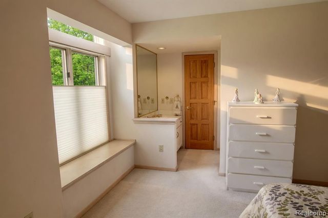 1305 Kings Pointe Road, Grand Blanc, MI 48439