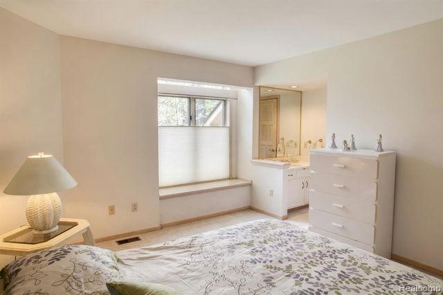 1305 Kings Pointe Road, Grand Blanc, MI 48439