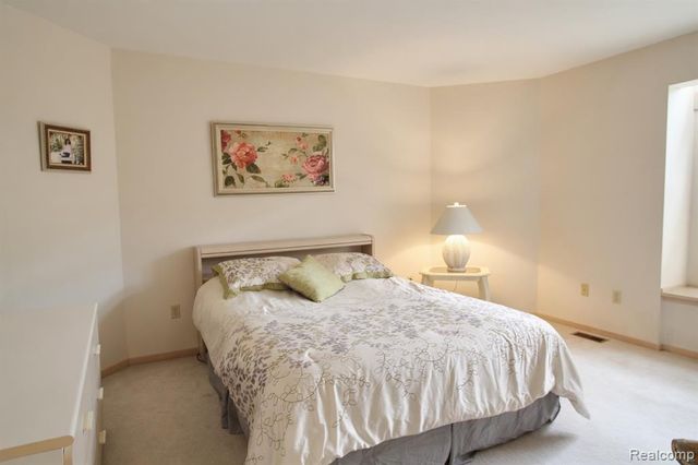 1305 Kings Pointe Road, Grand Blanc, MI 48439