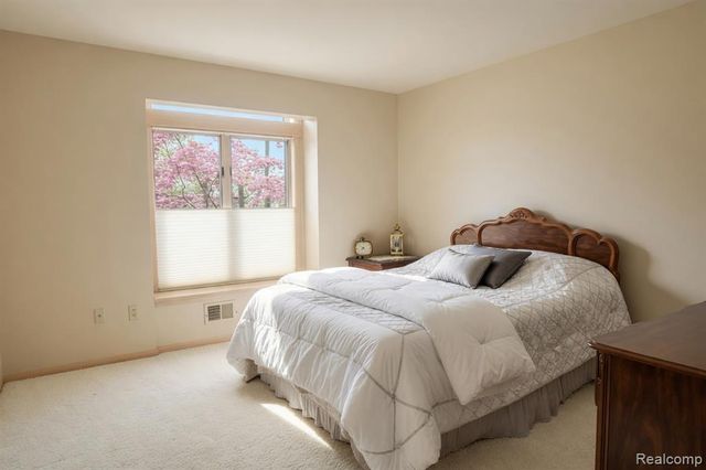 1305 Kings Pointe Road, Grand Blanc, MI 48439
