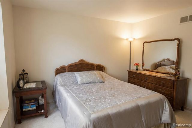 1305 Kings Pointe Road, Grand Blanc, MI 48439