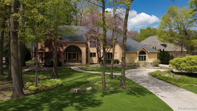 1305 Kings Pointe Road, Grand Blanc, MI 48439