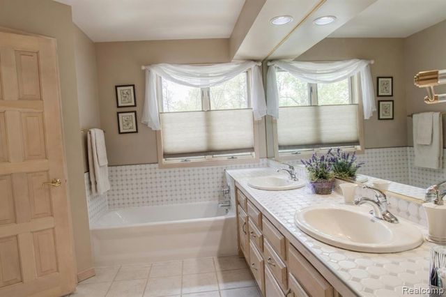 1305 Kings Pointe Road, Grand Blanc, MI 48439