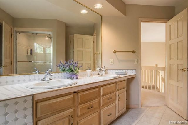 1305 Kings Pointe Road, Grand Blanc, MI 48439