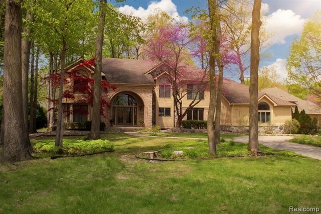 1305 Kings Pointe Road, Grand Blanc, MI 48439