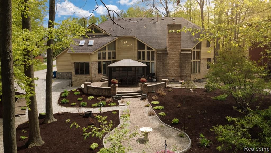 1305 Kings Pointe Road, Grand Blanc, MI 48439