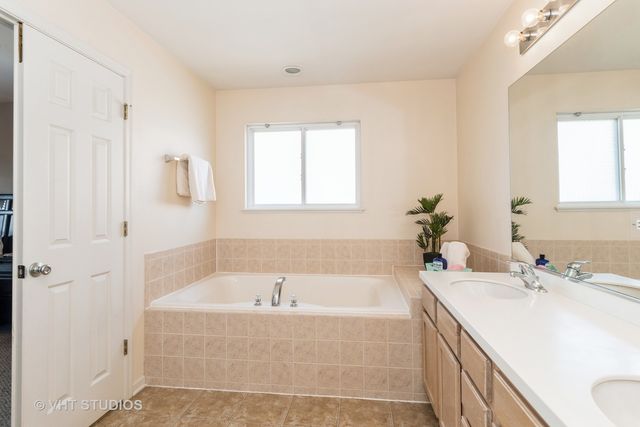 2600 W Autumn Drive, Round Lake, IL 60073