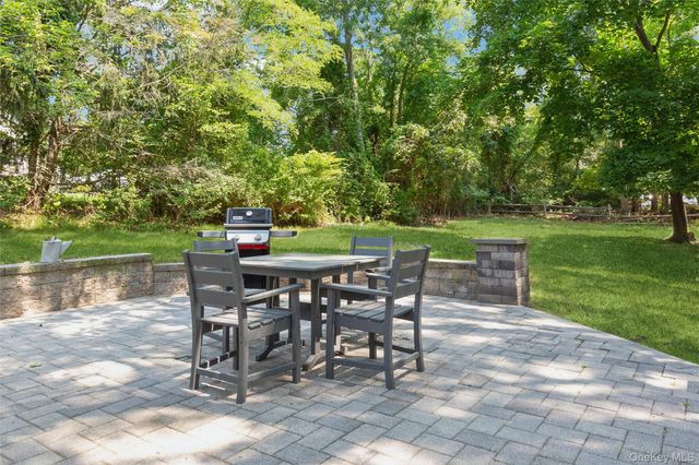 21 Oceanview Road, Hampton Bays, NY 11946