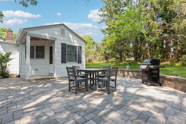 21 Oceanview Road, Hampton Bays, NY 11946
