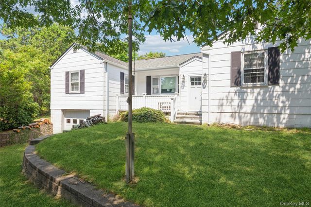 21 Oceanview Road, Hampton Bays, NY 11946