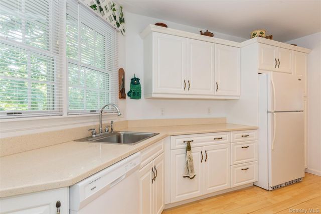 21 Oceanview Road, Hampton Bays, NY 11946