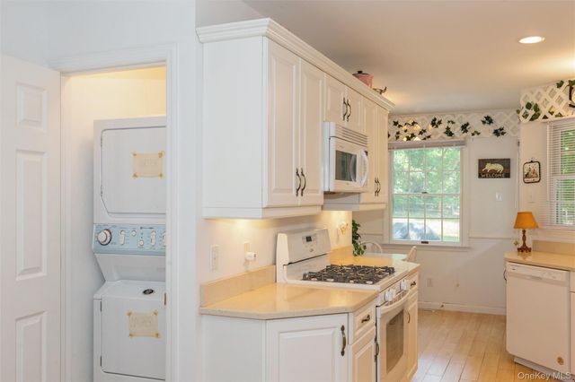 21 Oceanview Road, Hampton Bays, NY 11946