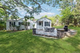 21 Oceanview Road, Hampton Bays, NY 11946