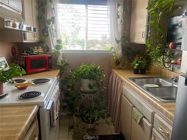 619 Bristol 17, Santa Ana, CA 92703