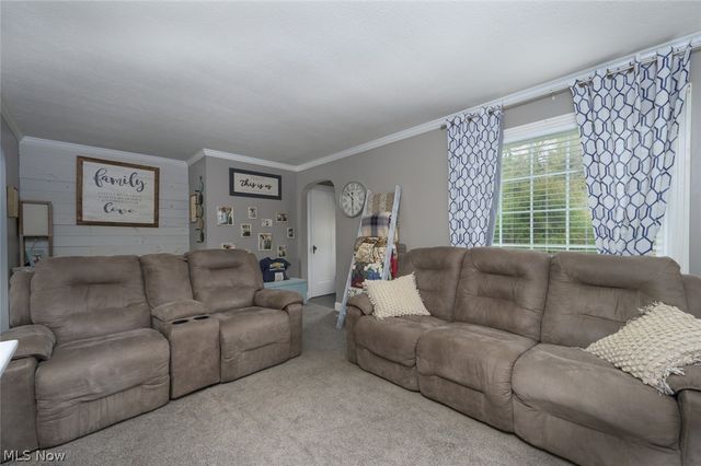 1402 S Chapel Street, Louisville, OH 44641