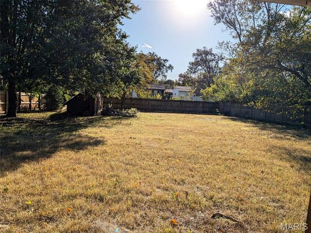 630 Lamplight Lane, Hazelwood, MO 63042