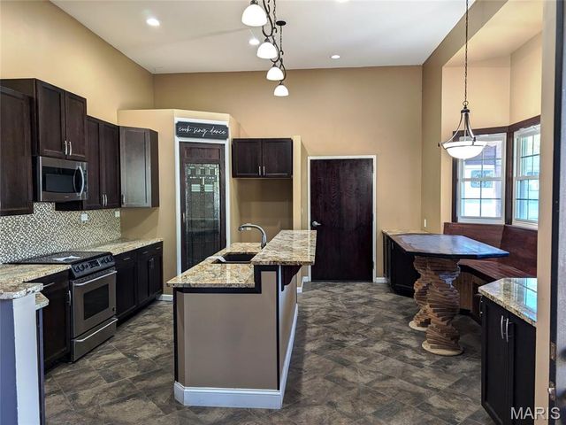 630 Lamplight Lane, Hazelwood, MO 63042