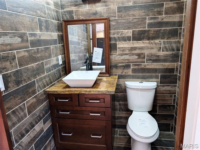 630 Lamplight Lane, Hazelwood, MO 63042