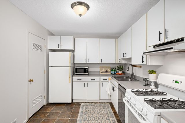 8944 Neill Lake Road 142B, Eden Prairie, MN 55347