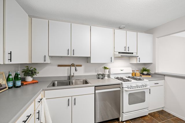 8944 Neill Lake Road 142B, Eden Prairie, MN 55347