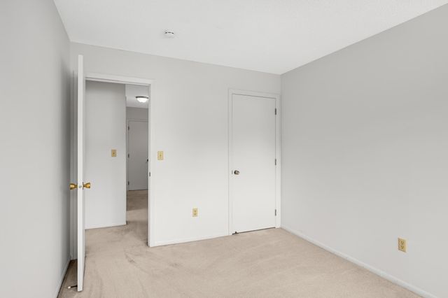 8944 Neill Lake Road 142B, Eden Prairie, MN 55347