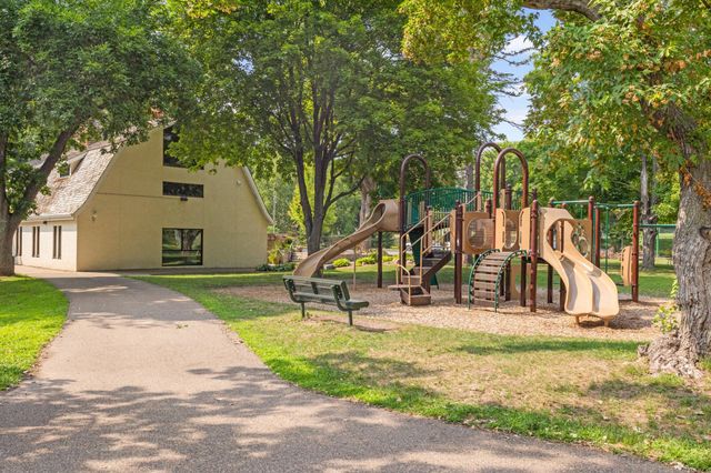 8944 Neill Lake Road 142B, Eden Prairie, MN 55347