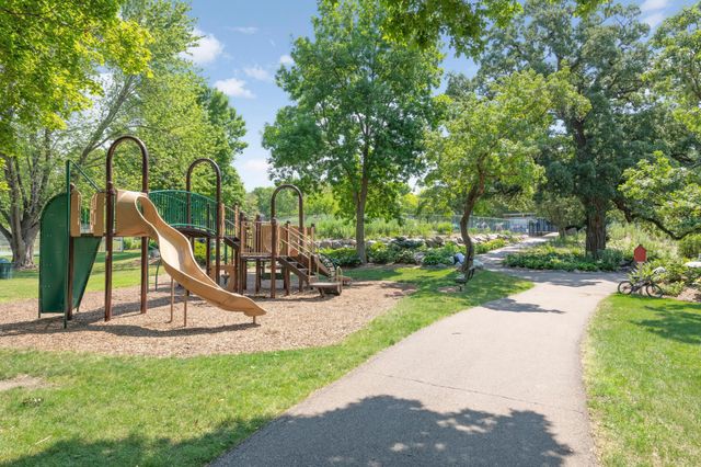 8944 Neill Lake Road 142B, Eden Prairie, MN 55347